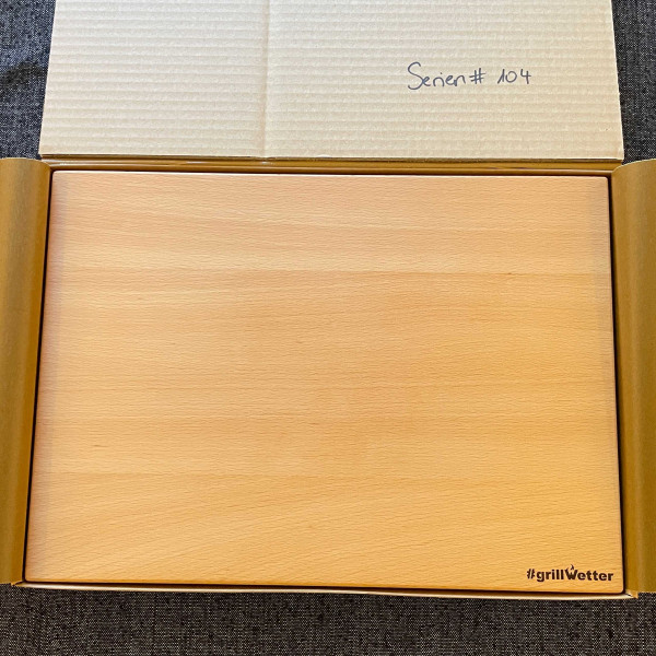 #grillWetter Schneidebrett Buche, Serial# 104 (Unikat) mit Halter für Feuerplatte