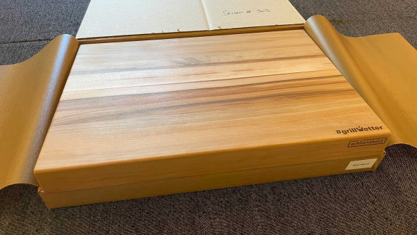 #grillWetter Schneidebrett Satin Walnut, Serial# 303 (Unikat) mit Halter für Feuerplatte