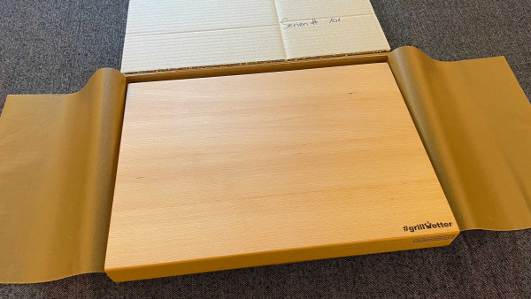 #grillWetter Schneidebrett Buche, Serial# 101 (Unikat) mit Halter für Feuerplatte