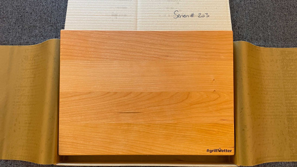#grillWetter Schneidebrett Black Cherry, Serial# 203 (Unikat) mit Halter für Feuerplatte