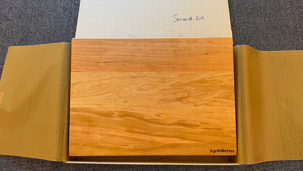 #grillWetter Schneidebrett Black Cherry, Serial# 204 (Unikat) mit Halter für Feuerplatte