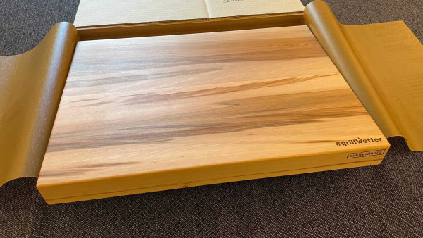 #grillWetter Schneidebrett Satin Walnut, Serial# 302 (Unikat) mit Halter für Feuerplatte
