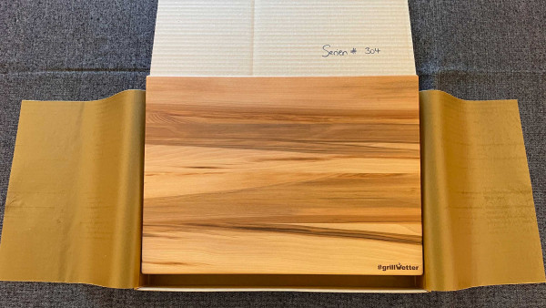 #grillWetter Schneidebrett Satin Walnut, Serial# 304 (Unikat) mit Halter für Feuerplatte