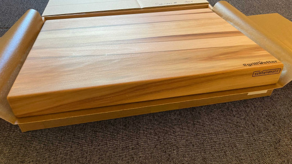 #grillWetter Schneidebrett Satin Walnut, Serial# 301 (Unikat) mit Halter für Feuerplatte