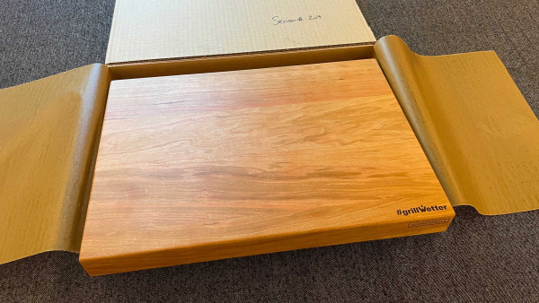 #grillWetter Schneidebrett Black Cherry, Serial# 204 (Unikat) mit Halter für Feuerplatte