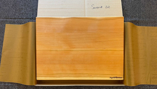 #grillWetter Schneidebrett Black Cherry, Serial# 202 (Unikat) mit Halter für Feuerplatte
