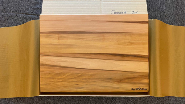 #grillWetter Schneidebrett Satin Walnut, Serial# 301 (Unikat) mit Halter für Feuerplatte
