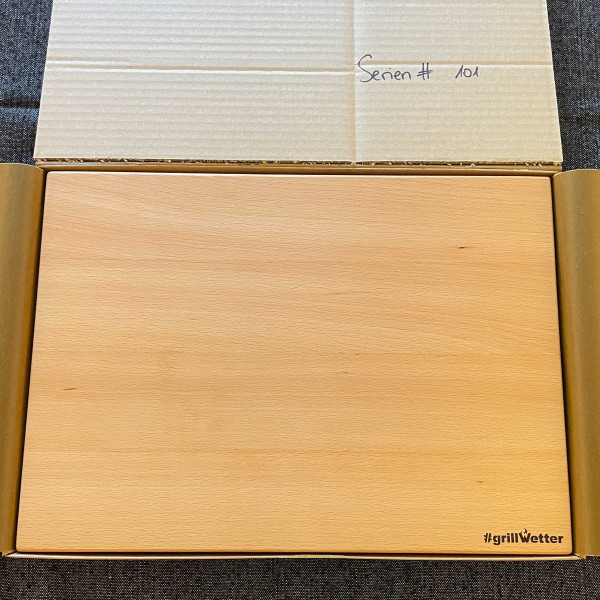 #grillWetter Schneidebrett Buche, Serial# 101 (Unikat) mit Halter für Feuerplatte