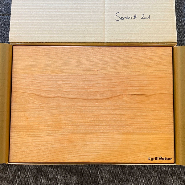 #grillWetter Schneidebrett Black Cherry, Serial# 201 (Unikat) mit Halter für Feuerplatte