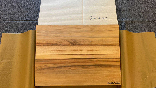#grillWetter Schneidebrett Satin Walnut, Serial# 303 (Unikat) mit Halter für Feuerplatte